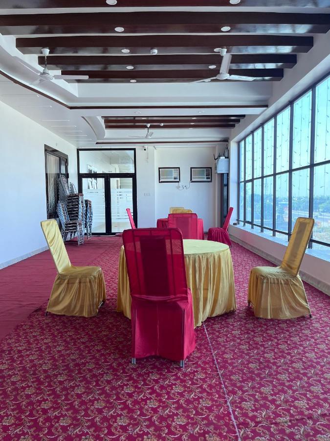 Отель Mangalam Grand Лакхнау Экстерьер фото